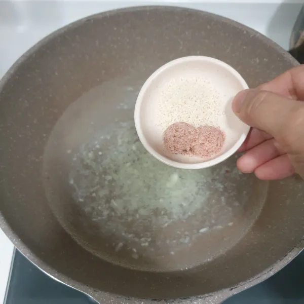 Masukkan garam dan kaldu jamur, aduk rata dan rebus hingga mendidih.