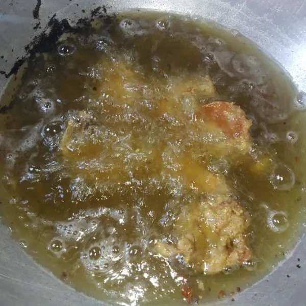 Panaskan minyak goreng kemudian goreng hingga ayam matang