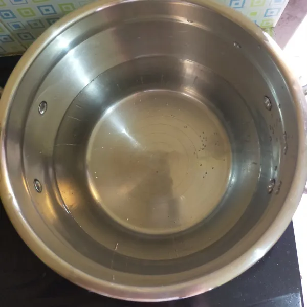 Siapkan panci berisi air bersih, masak hingga mendidih.