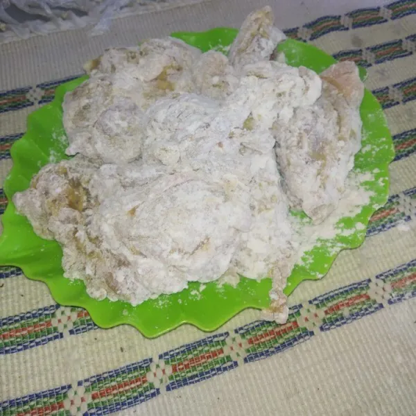 Campurkan 10 sdm terigu dengan soda kue kemudian balur ke ayam