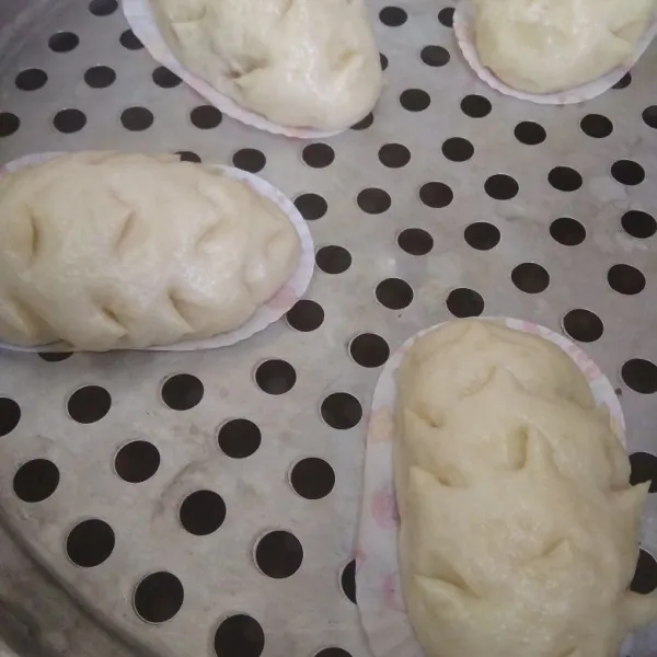 Kukus roti sandwich 10 menit hingga matang. Angkat dan belah bagian tengahnya isi dengan selada dan isian ayam suwir. Sisihkan.