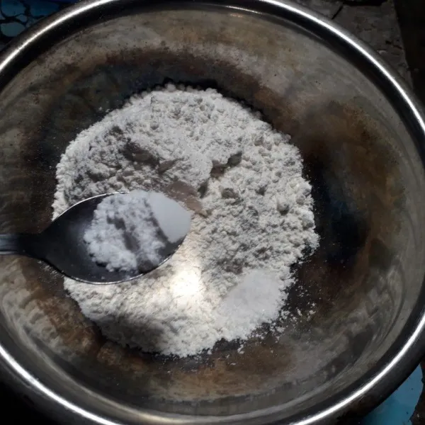 Campur rata tepung terigu, baking powder, vanili bubuk dan garam.