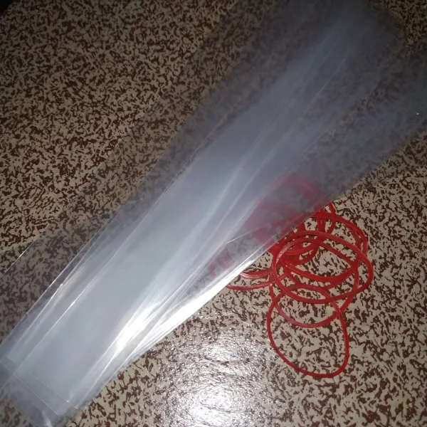 tuang ke dalam plastik es lilin,ikat dengan karet gelang.