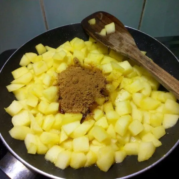 Lelehkan butter, masukkan apel. Aduk sampai setengah layu. Masukkan gula palem. Jika apelnya sudah manis, tambahkan air perasan lemon untuk dapatkan rasa asam manis. Aduk rata, koreksi rasa. Sisihkan.