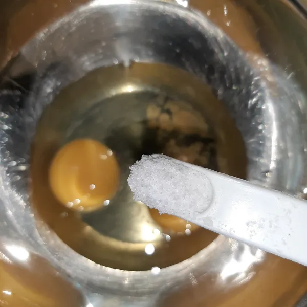 pecahkan telur dan beri bumbu (garam, kaldu jamur, merica).