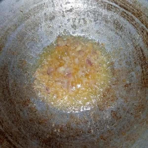 Kemudian tumis sampai harum dan layu.