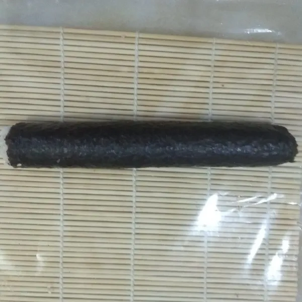 Beri isian di dalamnya lalu taburi dengan furikake yang tadi sudah dibuat, lalu gulung.