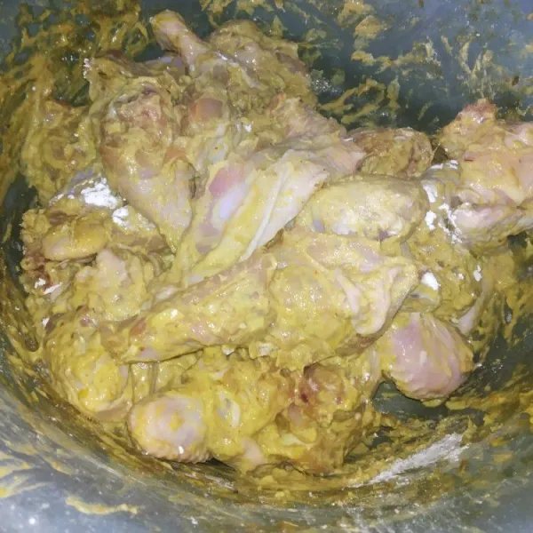 Blender halus bawang putih, kunyit, dan ketumbar. Campurkan pada ayam dengan penyedap, garam, jeruk nipis, dan 5 sdm terigu. Campurkan hingga merata dan diamkan 6 jam dalam kulkas