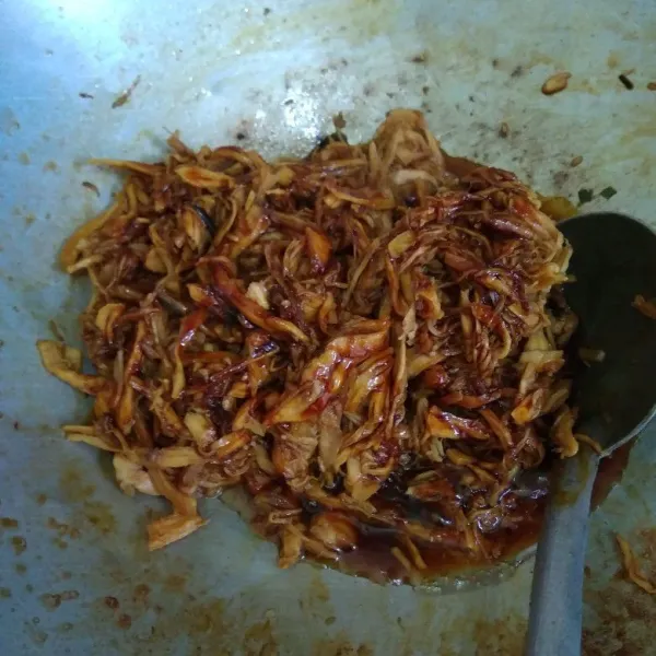 Tumis bawang bombay dan bumbu halus hingga harum. Masukkan ayam suwir, air, kecap dan bumbu lainnya. Masak hingga air habis. Angkat dan sisihkan.