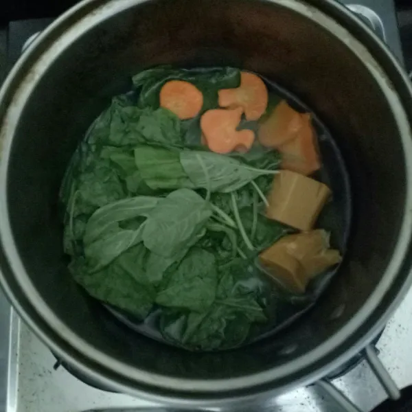 Bentuk wortel dengan cetakan karakter, bentuk sosis seperti bunga, lalu rebus bersamaan dengan bayam, selama 2 menit, tiriskan, bumbui dengan sejumput garam.