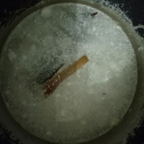 Tanak nasi uduk di magic com, masukan daun salam, batang sereh, santan, bumbui dengan garam dan kaldu bubuk, beri air secukupnya.