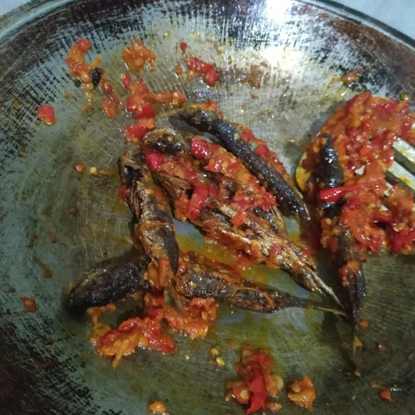 Bumbui dengan garam dan kaldu bubuk, koreksi rasa. Angkat.