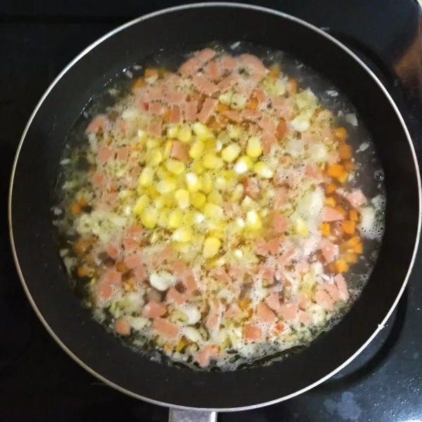 Masukkan jagung. Masak hingga matang.