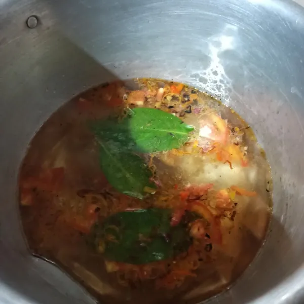 Setelah air mendidih, campurkan bumbu tumis ke dalam air (jangan masukkan minyaknya).