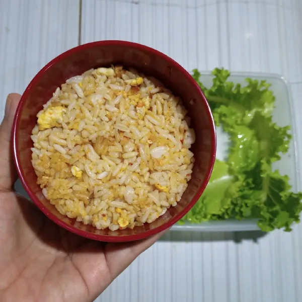 Ambil nasi goreng, cetak dan padat-padat kan dimangkok bulat.