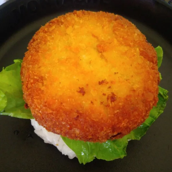 Penyajian : letakkan bun nasi, oles dengan saus tomat, beri selada, kemudian patty tahu, saus tomat, keju slice, irisan timun, saus tomat, kemudian tutup dengan bun.