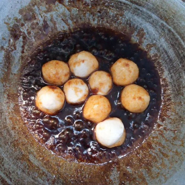 Masukkan bakso. Aduk rata. Masak sampai kuah menyusut.