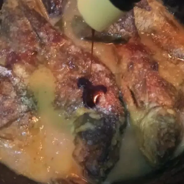 Setelah 2 kali pemberian air, beri garam, gula palem, penyedap rasa dan kecap. Jangan diaduk rata ya. Cukup tekan ikan hingga terendam air. Masak hingga ikan empuk kurang-lebih 120 menit dengan api kecil.  Terakhir, tambahkan cabe rawit. Matikan api dan hidangkan.