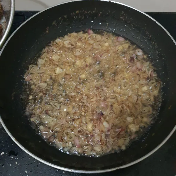 Goreng bawang merah hingga layu.