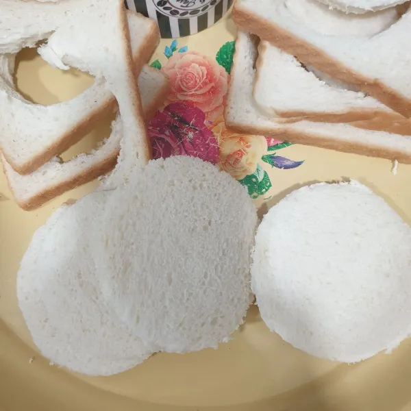 Potong bulat roti, seukuran dengan Patty Ayam.