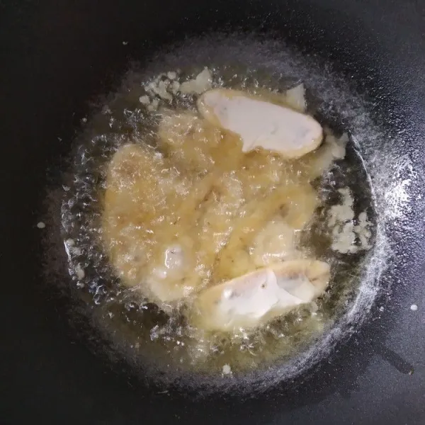 Panaskan minyak, goreng pisang dengan api sedang.