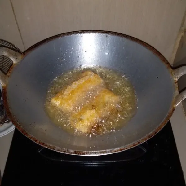 Panaskan minyak goreng. Masukan adonan. Goreng hingga berwarna keemasan. Angkat dan tiriskan.