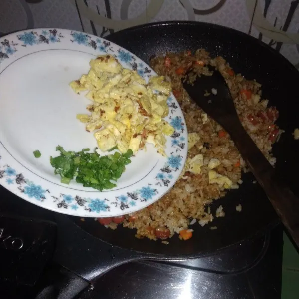 Masukan telur yang sudah digoreng ,dan daun bawang aduk kembali hingga tercampur merata.