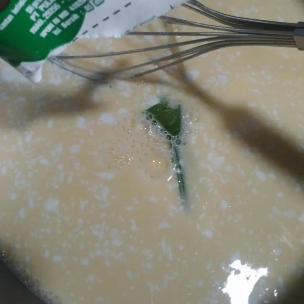 Tambahkan santan aduk hingga rata masak hingga mendidih.