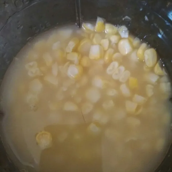 Cuci bersih jagung manis kemudian sisir jagung manis, tambahkan separuh air blender hingga halus.