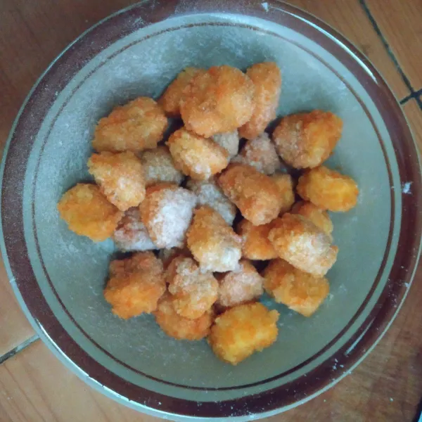 Taburi dengan gula halus, lalu aduk merata.