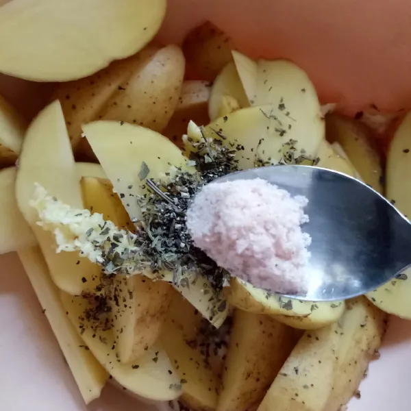 Tambahkan garam, aduk rata.