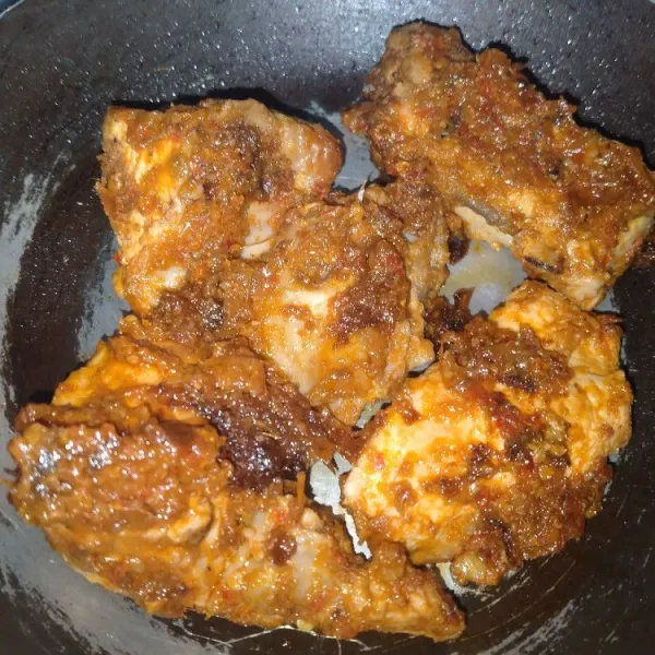 Panaskan teflon lalu panggang ayam sampai bumbu meresap dan ayam panggang teflon siap dihidangkan.