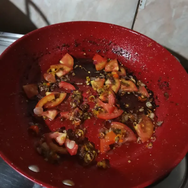 Tumis bawang dan cabai hingga layu, lalu masukkan tomat.
