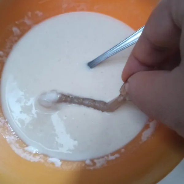 Masukkan 2 sdm tepung bumbu dalam wadah, larutkan dengan air dengan kekentalan sedang. Masukkan udang yang telah dibalut tepung kering ke dalam adonan basah.