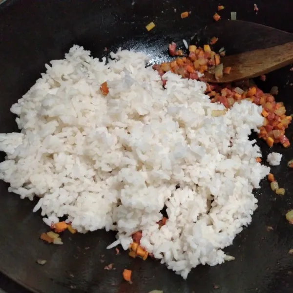 Masukkan nasi, aduk rata.