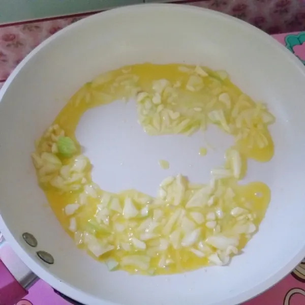 terakhir buat butter rice: cincang bombai dan bawang putih, lelehkan mentega di wajan, kemudian tumis bawang hingga wangi.