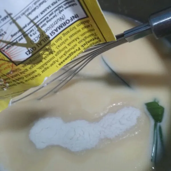 Tambahkan sisa air, gula pasir, agar-agar, vanili susu, pandan dan garam aduk hingga rata.