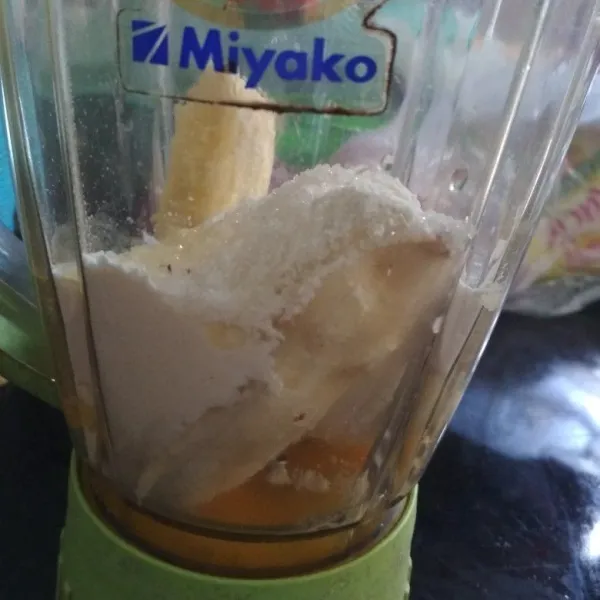 Blender pisang bersama semua bahan (kecuali bahan pelapis) hingga halus dan tercampur rata.