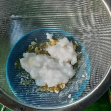 Haluskan juga bubur nasi.