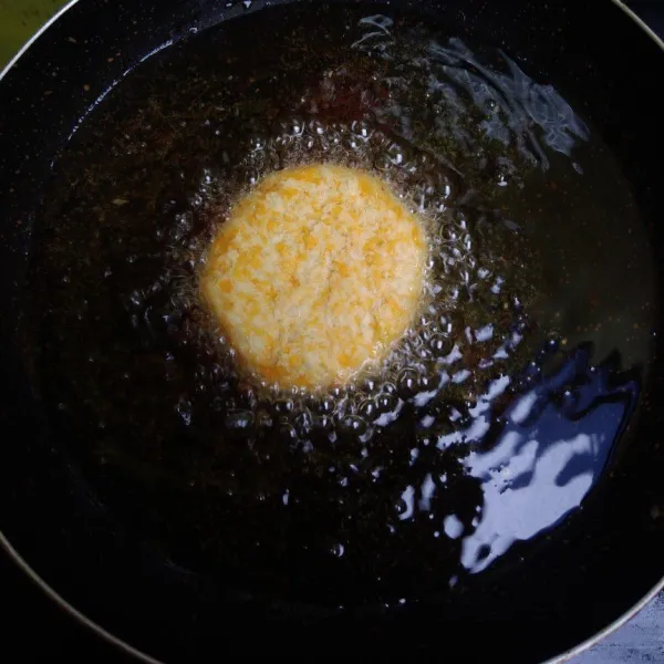 Panaskan secukupnya minyak, goreng patty tahu hingga coklat keemasan.