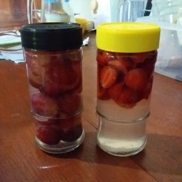 Masukan potongan buah anggur dan strawbery ke dalam botol. Kemudian tuang air gula. Tutup botol dengan rapat lalu simpan dalam kulkas.