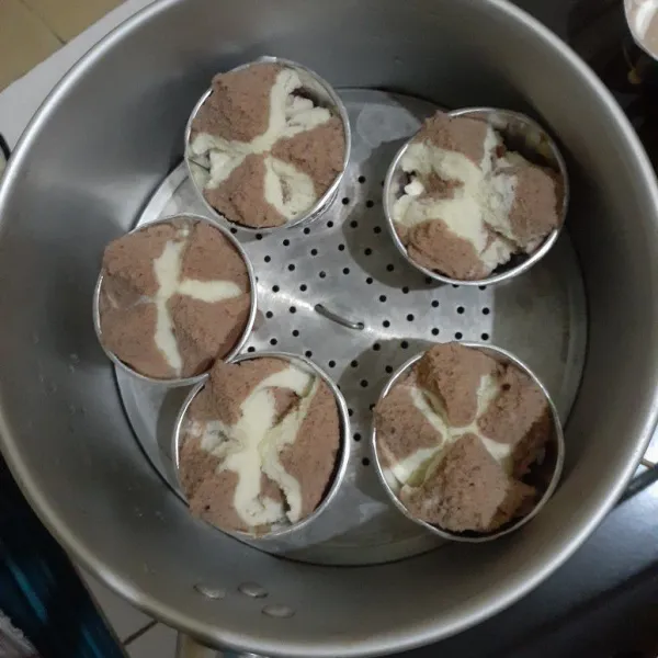 Panaskan panci kukusannya terlebih dahulu, sampai airnya bener² mendidih. Masukkan adonan dan kukus selama kurang lebih 12 - 15 menit dengan api sedang cenderung besar. Tutup kukusan lapisi dengan serbet/lap bersih.