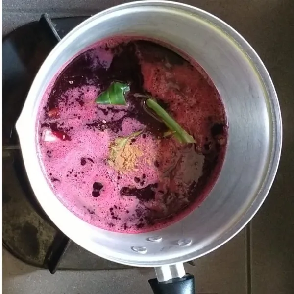 Siapkan panci, Masak dengan api kecil, air buah bit, pandan, garam, kayu manis. hingga mendidih.