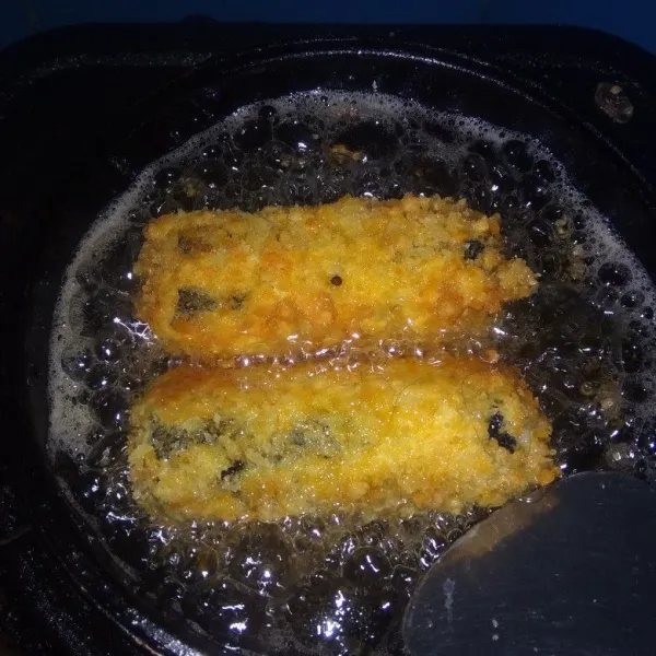 Lalu goreng sampai matang dan tiriskan.
