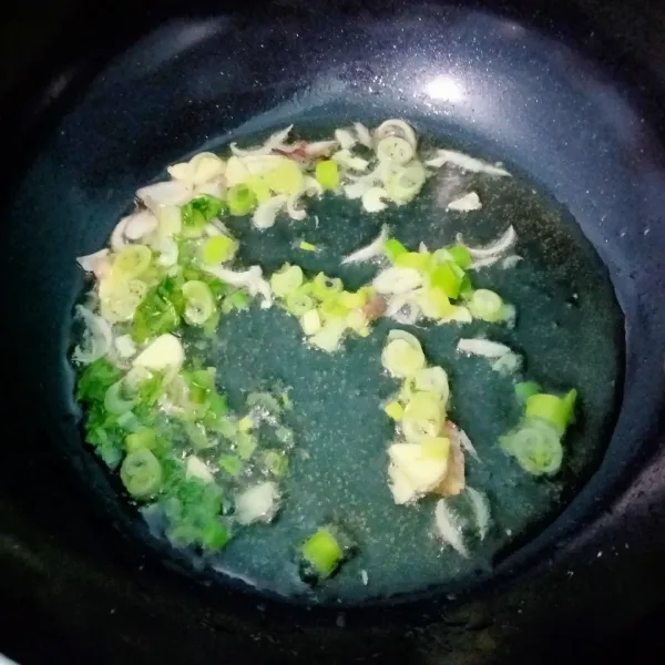 Siapkan wajan panaskan minyak goreng, masukan bawang merah, bawang putih lalu tambahkan daun bawang dan seledri, tumis sampai harum.