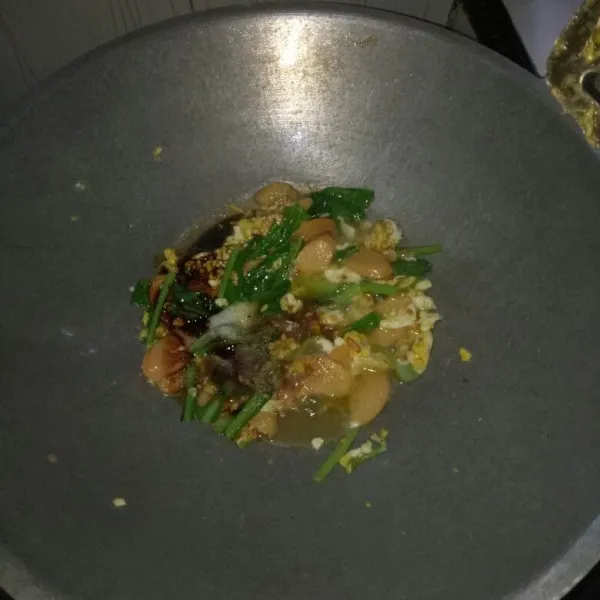 Bubuhi garam,kecap manis,gula,saos tiram,kecap ikan,kecap asin,kaldu bubuk dan air.Masak sampai air surut.
