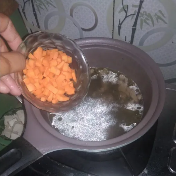 Masukan wortel yang sudah dipotong aduk kembali.
