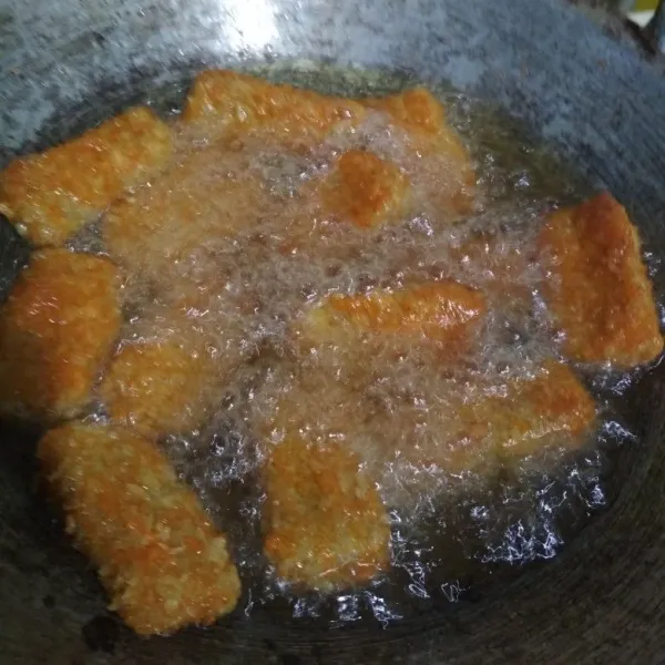 Goreng nugget hingga kecoklatan, angkat dan tiriskan. Nugget pisang siap disajikan dengan topping sesuai selera.