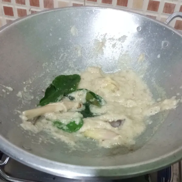Tumis bumbu halus sampai harum. Masukkan daun salam, daun jeruk dan serai, tumis sampai matang.