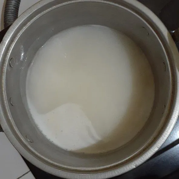 Dalam panci, masukkan air, agar² bubuk dan gula. Masak sampai mendidih. Masukkan fibercreamnya, aduk² sampai mendidih.